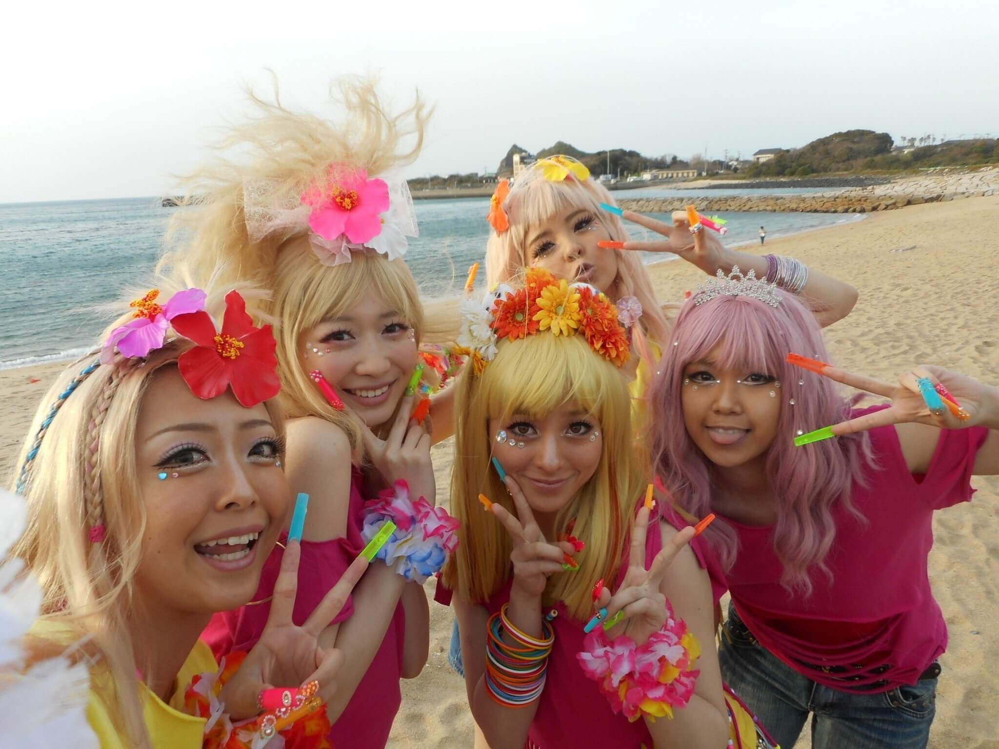 あの人気俳優がギャルメイクで登場！寒さを吹き飛ばすハイテンションな撮影現場とは？