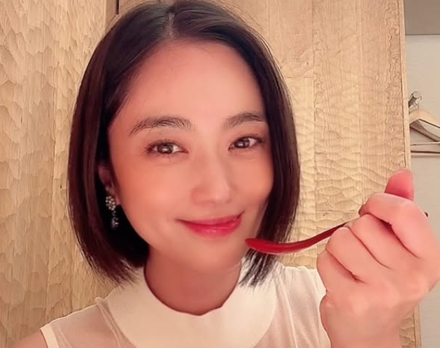 夏の癒しスイーツ！小澤真利奈がミニかき氷で涼を満喫する笑顔ショット