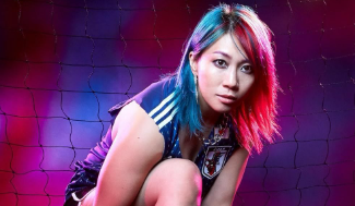 「この美しさ…まるで映画のワンシーン」WWEアスカ、ブーツを結ぶ姿が“モデル級”のオーラ