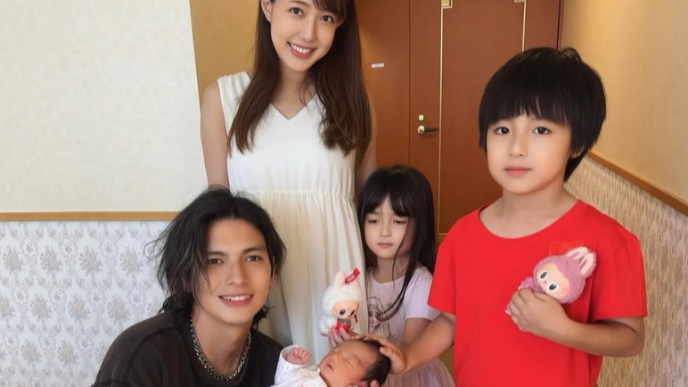 川崎希が「初の5人写真」を公開！新生児とともに退院報告に祝福の声続々！