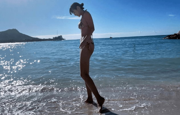 「こんなにスタイル良かったんですね…」美女eスポーツゲーマー、水着姿DEハワイアン・ショットを披露しファン悶絶！