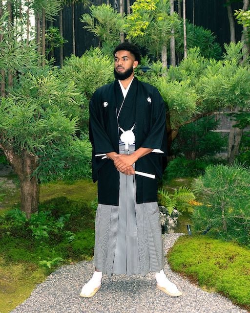 「天井に頭が届きそう」現役NBAプレイヤーのスタイル抜群の着物姿が話題に