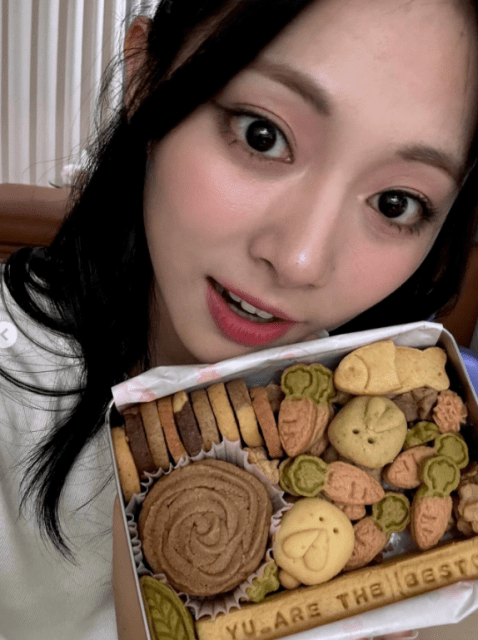 TWICE・ツウィ「◯◯片手に嬉しそう」なドアップ笑顔がCUTE！