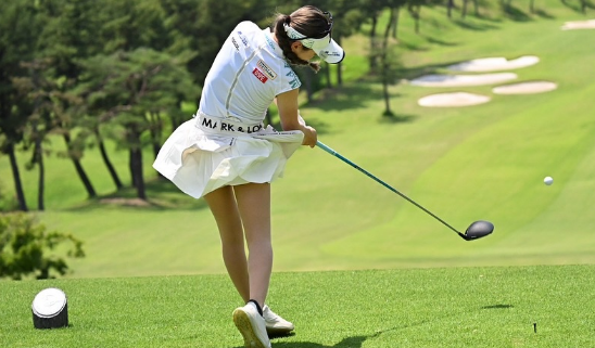 「可愛くてほんと好きです！」美女ゴルファー、スカルノースリーブスタイルで魅せた”パワフル・スイングムービー”にファン歓喜！