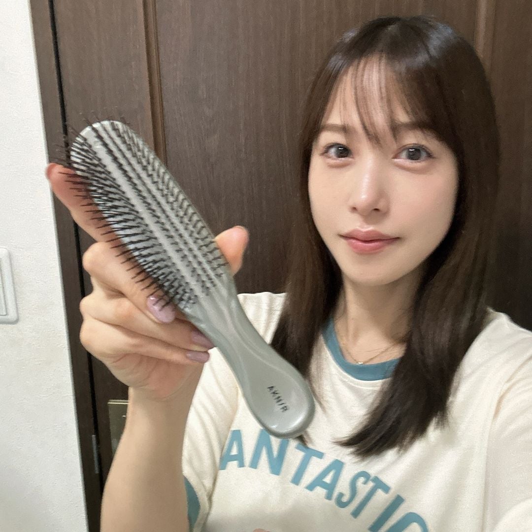 「高校生くらいに見える」カジュアル私服に絶賛の声