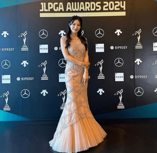 「なんて美しい女性なんでしょう」話題の女子ゴルファー、ノースリーブドレスのフェロモン・ショットにファンドキドキ