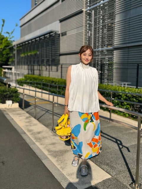 菊地亜美、真夏の陽射しに映えるカラフルコーデで街を染める。PVCバッグとシルバーサンダルが光るサマーシーン