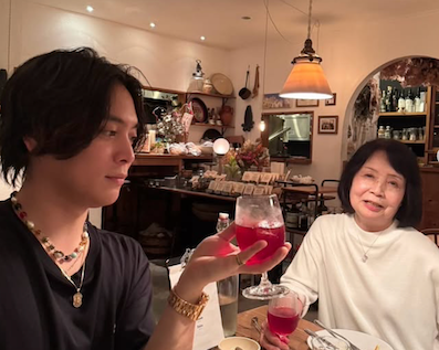 「マミー綺麗すぎる！」優里と共に写る初登場の人物にファンから絶賛の声！