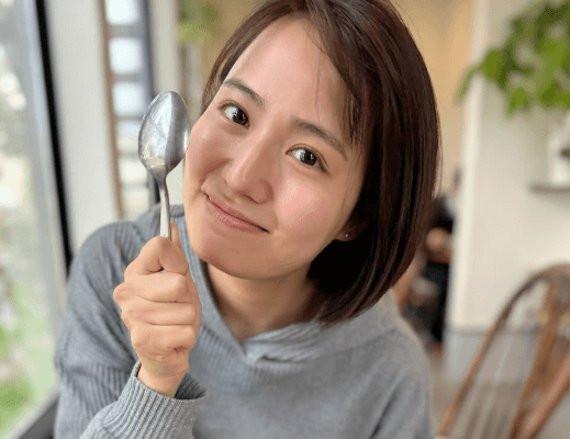 「モナカを食らいました」個性派の美女タレント、気合い十分”情熱・オムショット”を披露！「弾ける笑顔されていますね」