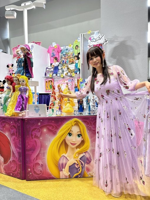 リアルラプンツェル！？　日本語版声優も務めた人気タレントが写真を公開！