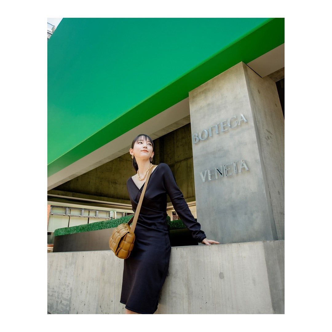 真似したい❗️吉岡里帆さんのシンプル上級コーデ🌃あまりの魅力に「ボッテガになりたい...」