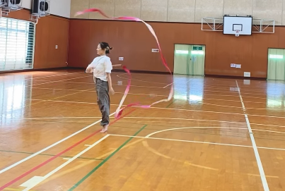 元新体操選手の美女・kaede、体育館内にて美技が光る”リボンワールド・ムービー”を展開！