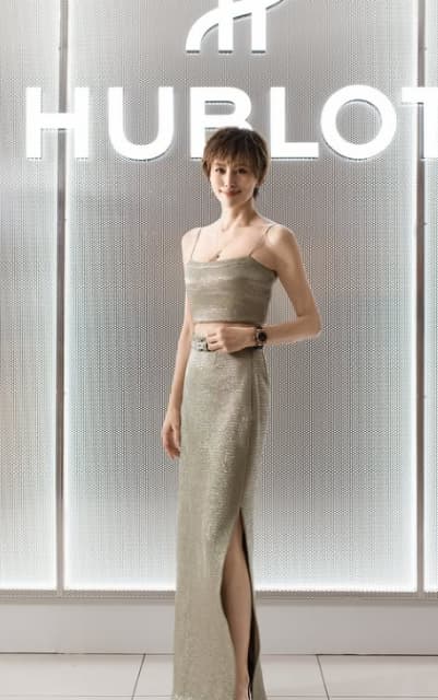 米倉涼子がキャミソールとスリットスカートで美脚、デコルテを披露しファンを魅了！12年ぶりに人気俳優とも再会！？