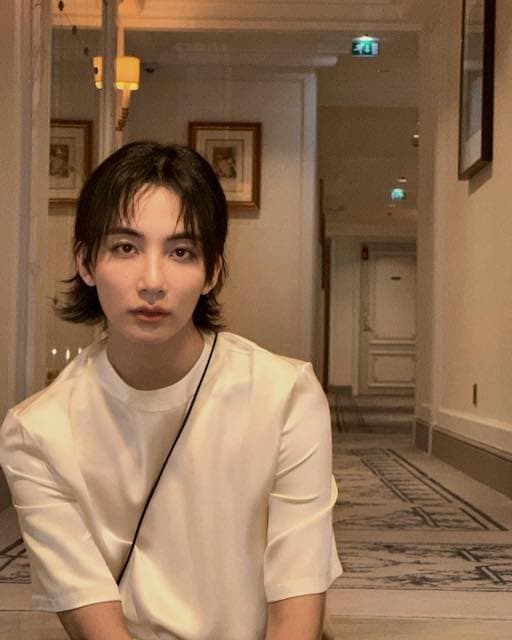 韓国の大人気アイドルがイヴサンローランのショーに