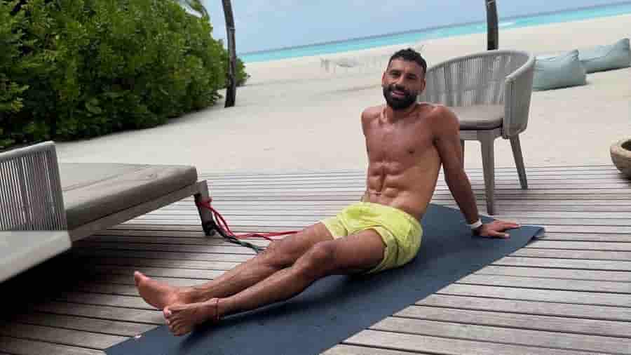 サラーがビーチショットを投稿！圧巻の腹筋にファン注目