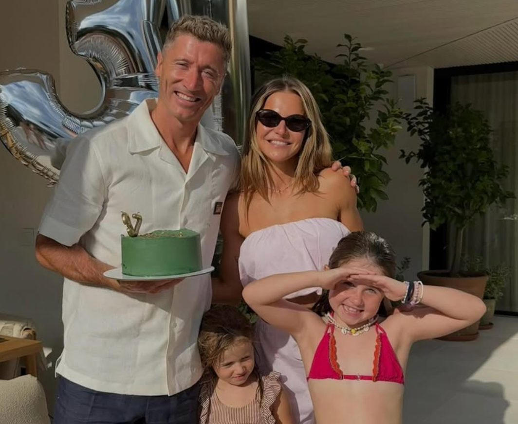 夫婦で60万超いいね♡レバンドフスキ、37歳誕生日に顔出し家族ショット大反響