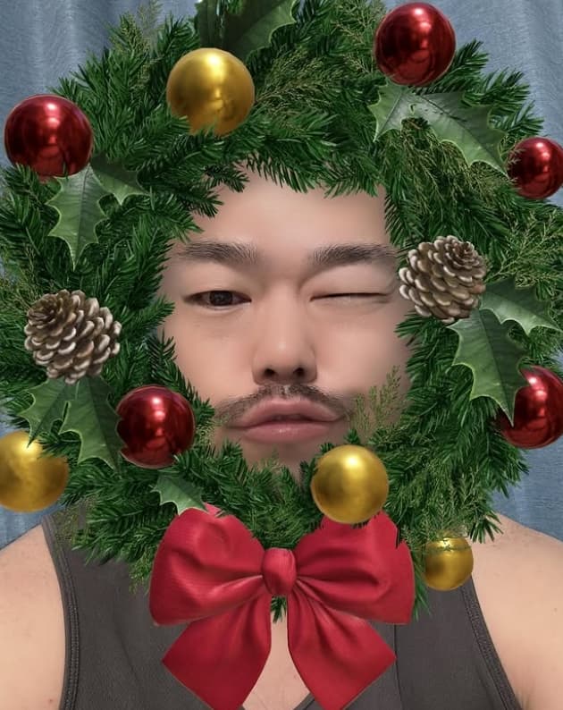 人気芸人〇〇が、心躍る朝の挨拶！クリスマスリースがかわいい