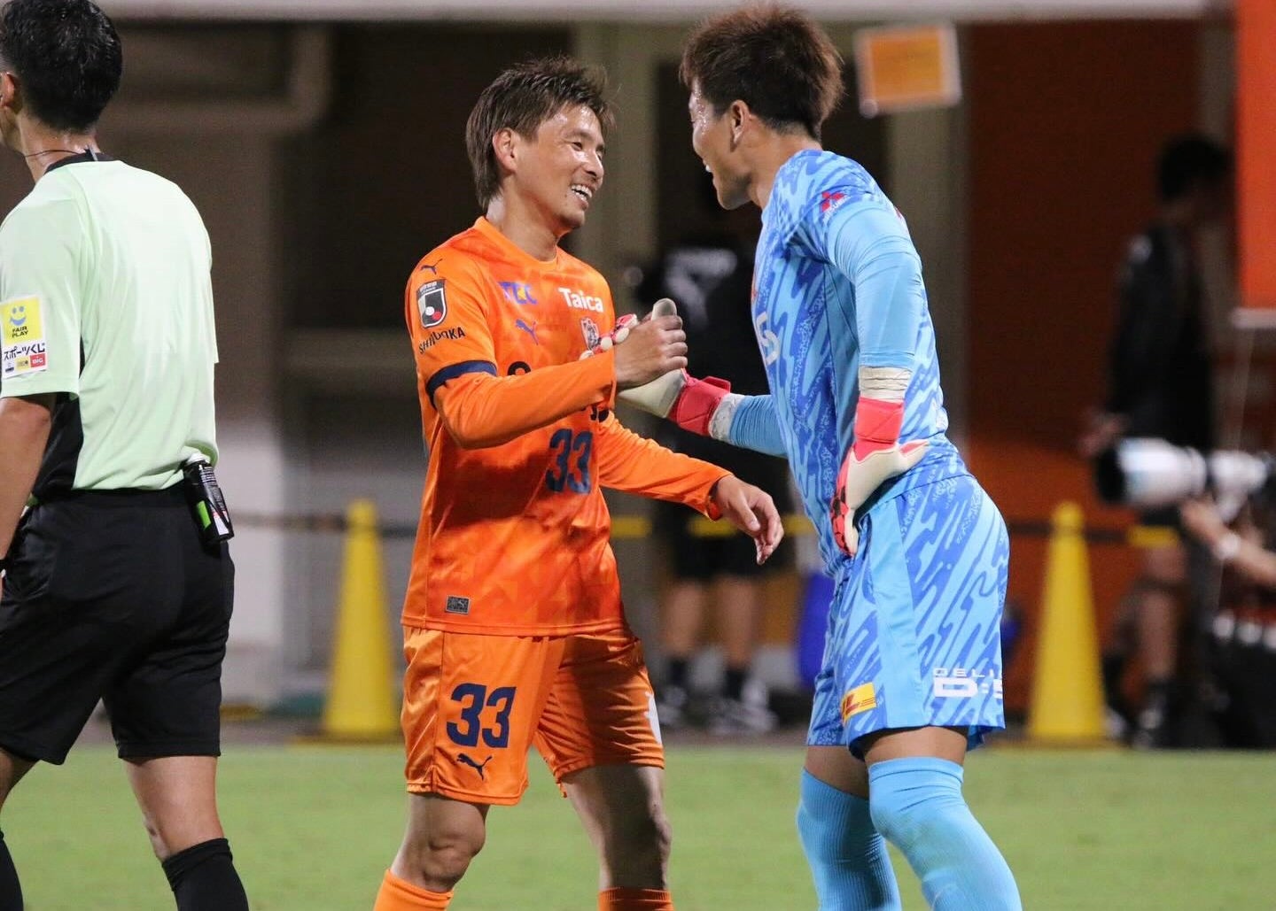 乾貴士、試合後に見せた笑顔と握手　「勝ち点1」報告にファン「次は神戸戦！」