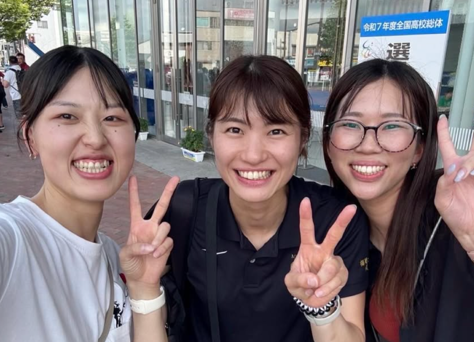 感動！熊本比奈、インターハイ出待ちの仲間2人との再会に笑顔が弾ける