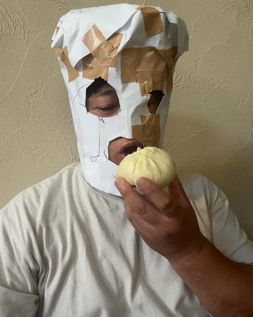 スギちゃんが謎の覆面姿をインスタで披露！？シュールな見た目で「これで生活することになりそうだぜぇ」