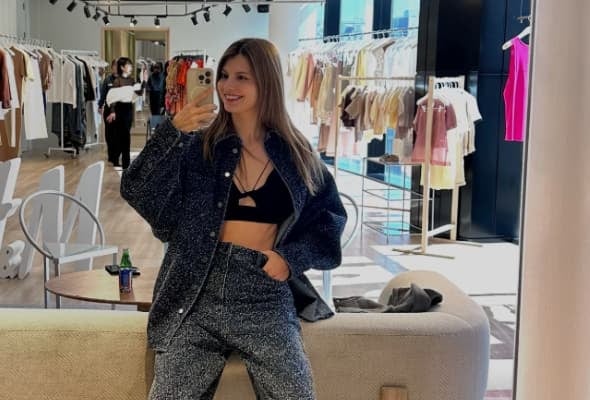 モデル・マギーが大胆な肌みせファッションでファン魅了！