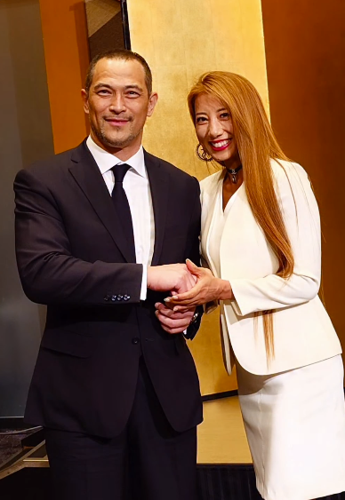 “ビキニの女王”安井友梨がスポーツ功労者顕彰を受賞！室伏スポーツ庁長官とも握手を交わす