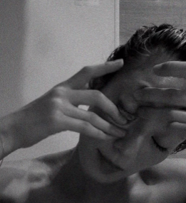 西山茉希、偏頭痛歴30年のセルフケアを公開！「スースススーと流して飛んでけー」