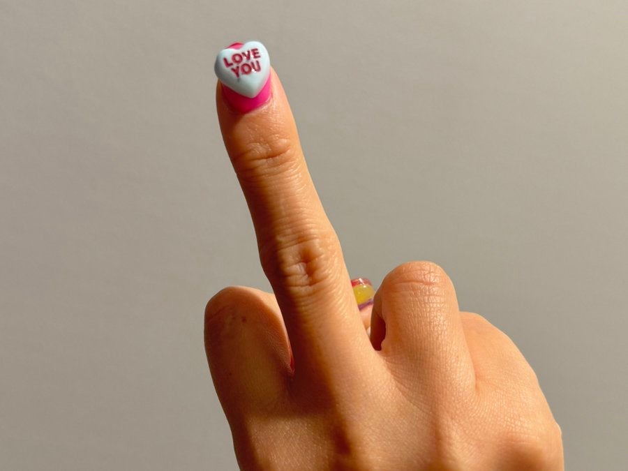 フワちゃんがまさかの場所にまさかのネイル「ややこしい位置にややこしい文字入れちゃったよ」