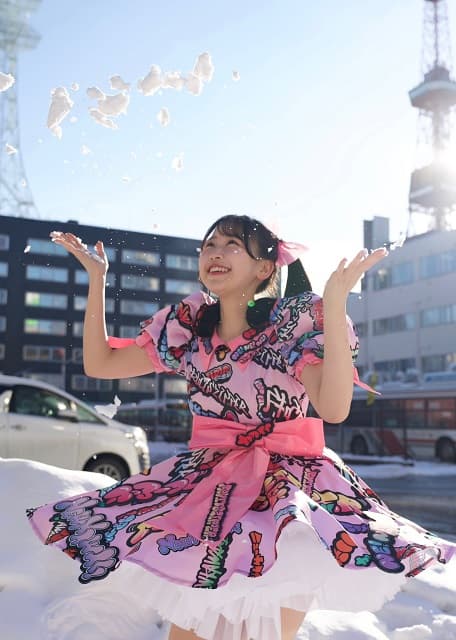 「手が痛かった❕」FRUITS ZIPPER 松本かれんの”雪遊びショット”にファン笑顔