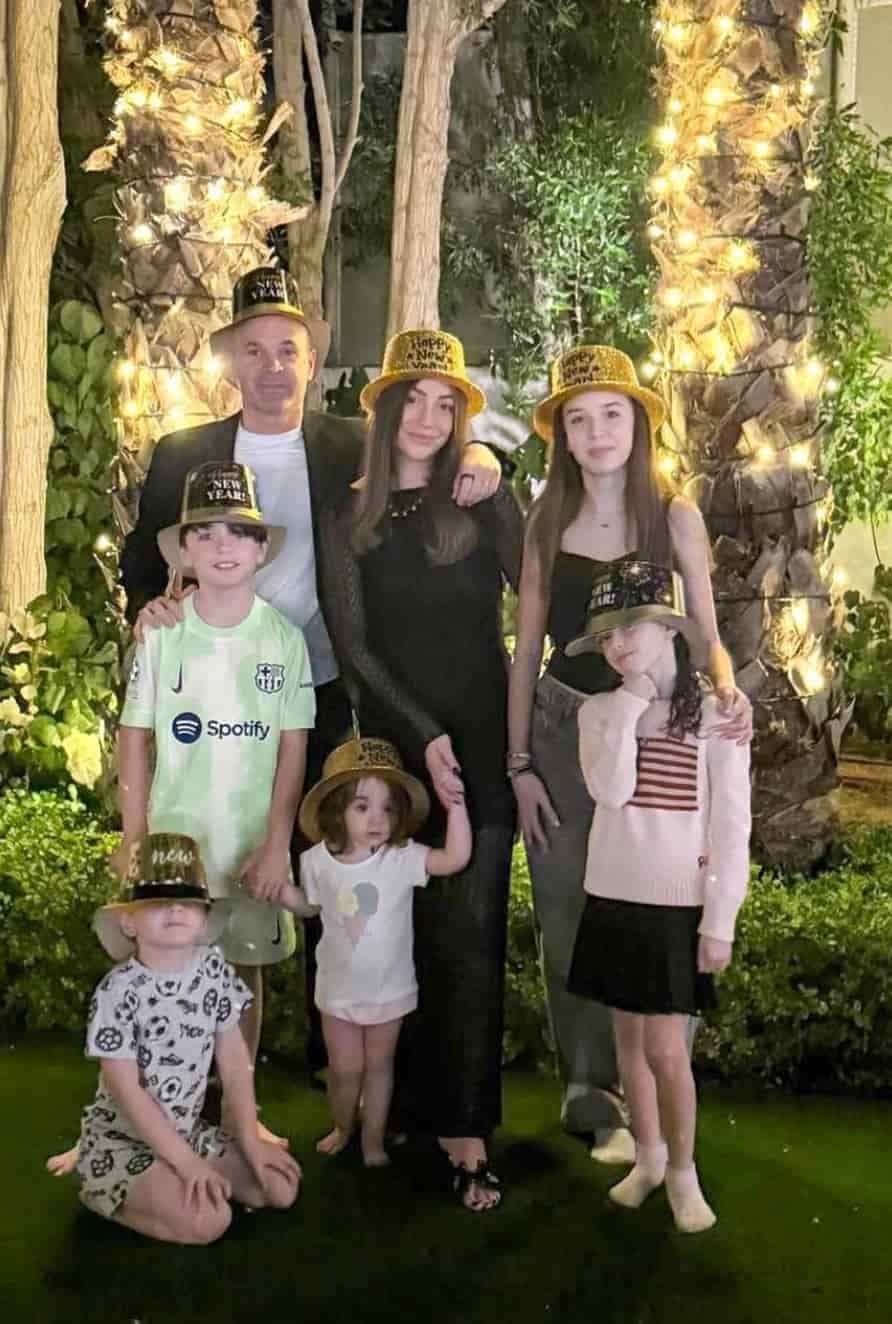 イニエスタ、「健康と幸せを願う新年の挨拶」と家族写真を投稿！