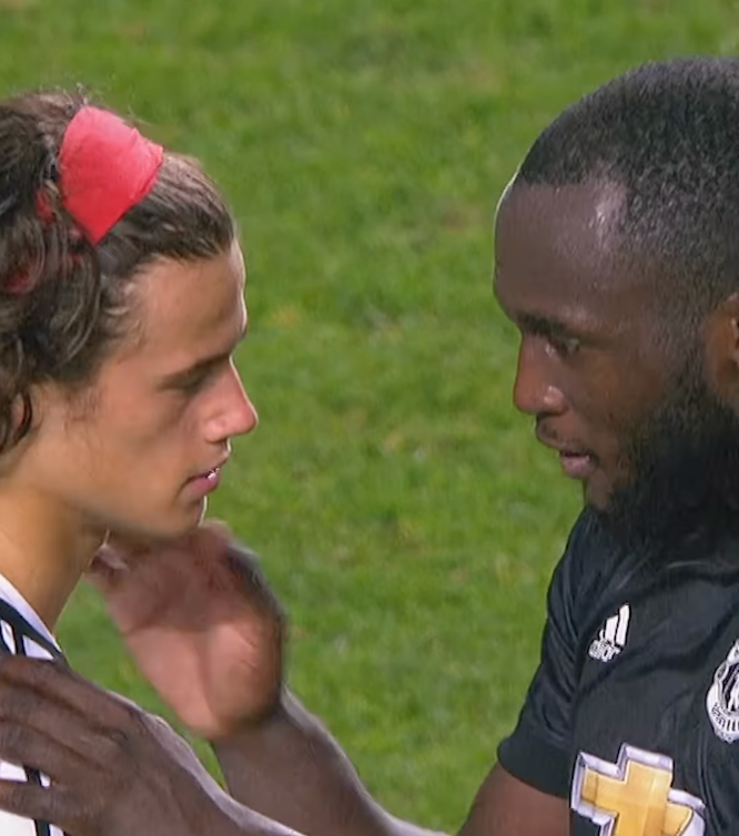 キーパーがミスするも相手選手がアドバイスする感動シーン⁉︎　その後同僚になるアフターストーリーにファン涙