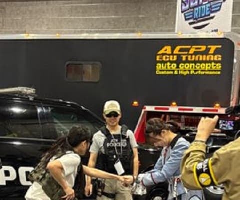 「連行されてるやん」NMB48 安部若菜が大阪コミコンでアメリカン・ポリスカーを楽しむ姿を投稿