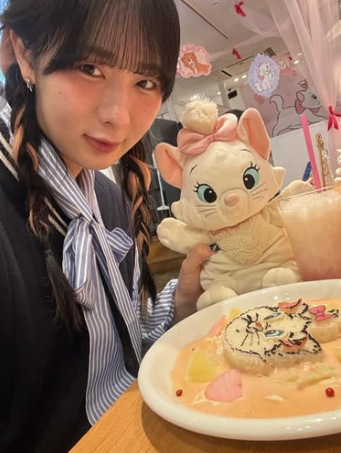 格闘家・辻井和奏が推しイメージのカラーで三つ編み姿を披露！推しキャラのカフェに参戦！