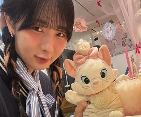 格闘家・辻井和奏が推しイメージのカラーで三つ編み姿を披露！推しキャラのカフェに参戦！