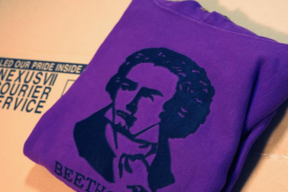 岡田義徳、舞台「No.9」公演終了を振り返り、稲垣吾郎に特製パーカーを贈呈！