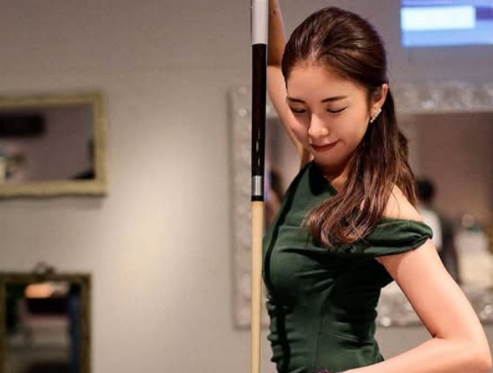 「もっと見たくなる！」美女タレント、ビリヤード女子のスイッチ・オン！色香漂う”艶やか・トリックショット”にファン陶酔