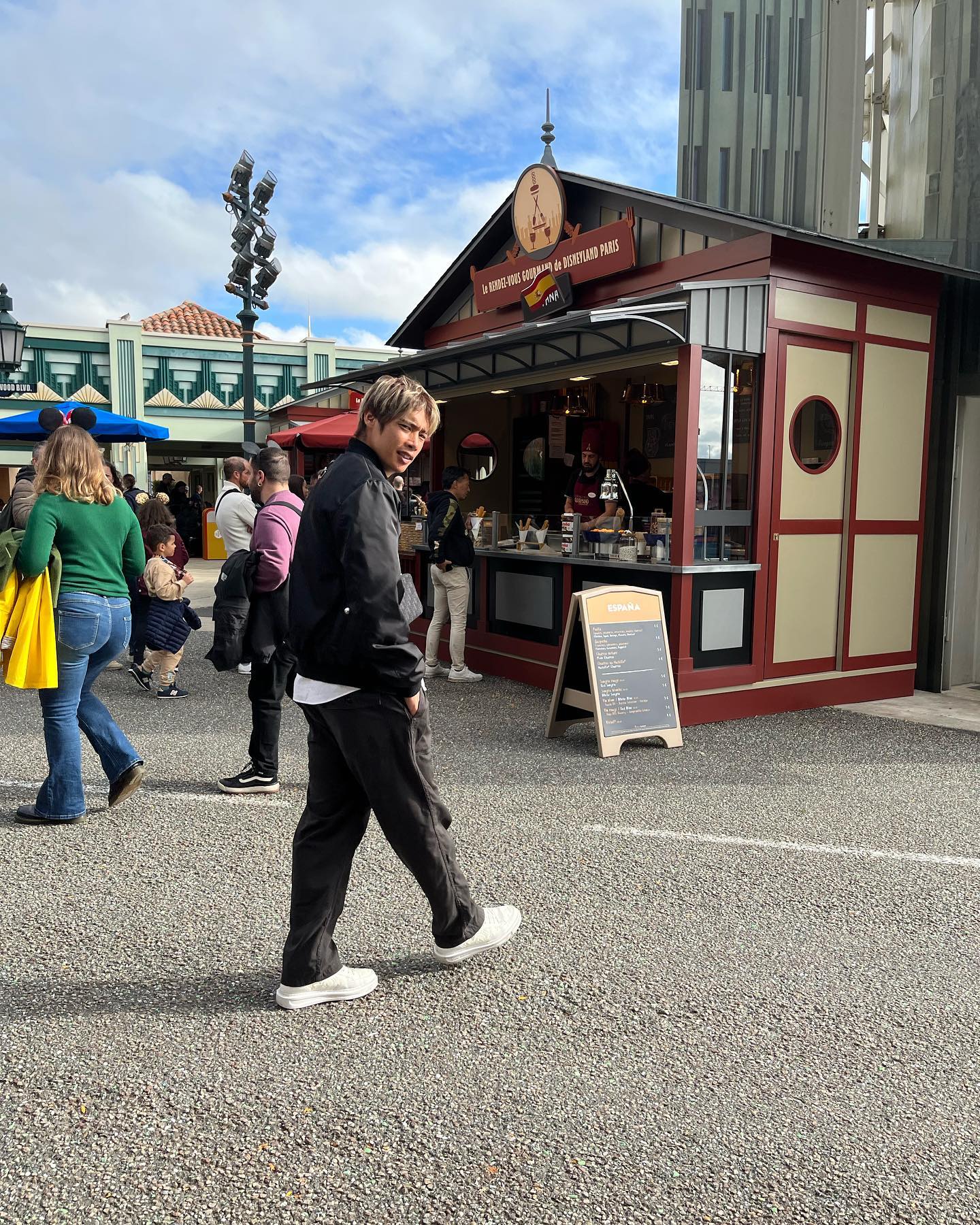伊東純也、パリのディズニーを満喫🐭🏰「かっこいいがダダ漏れ❤」