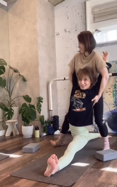 「目指せっ！夢の180°縦開脚！」熊田曜子は体が固いのが難題⁉柔軟トレーニング奮闘ムービーが話題！