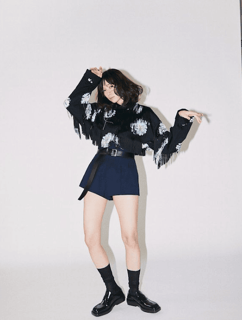 「モデルモード全開」人気タレントが普段の表情とのギャップでファン魅了