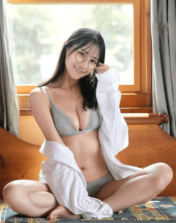 人気グラドル・川瀬もえ、メガネ姿の”彼シャツ”セクシーショットを披露し、ファンをノックアウト