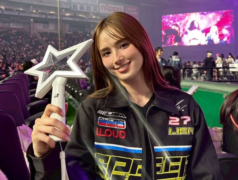 蒼瀬くるみ、3年ぶりのBLACKPINK公演を満喫　LISAグッズ片手に笑顔