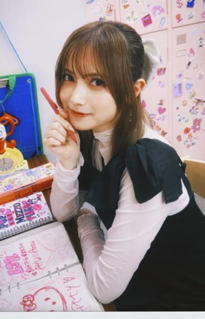 平成レトロカフェを楽しむグラドル・桃月なしこが「可愛いです」と話題に！