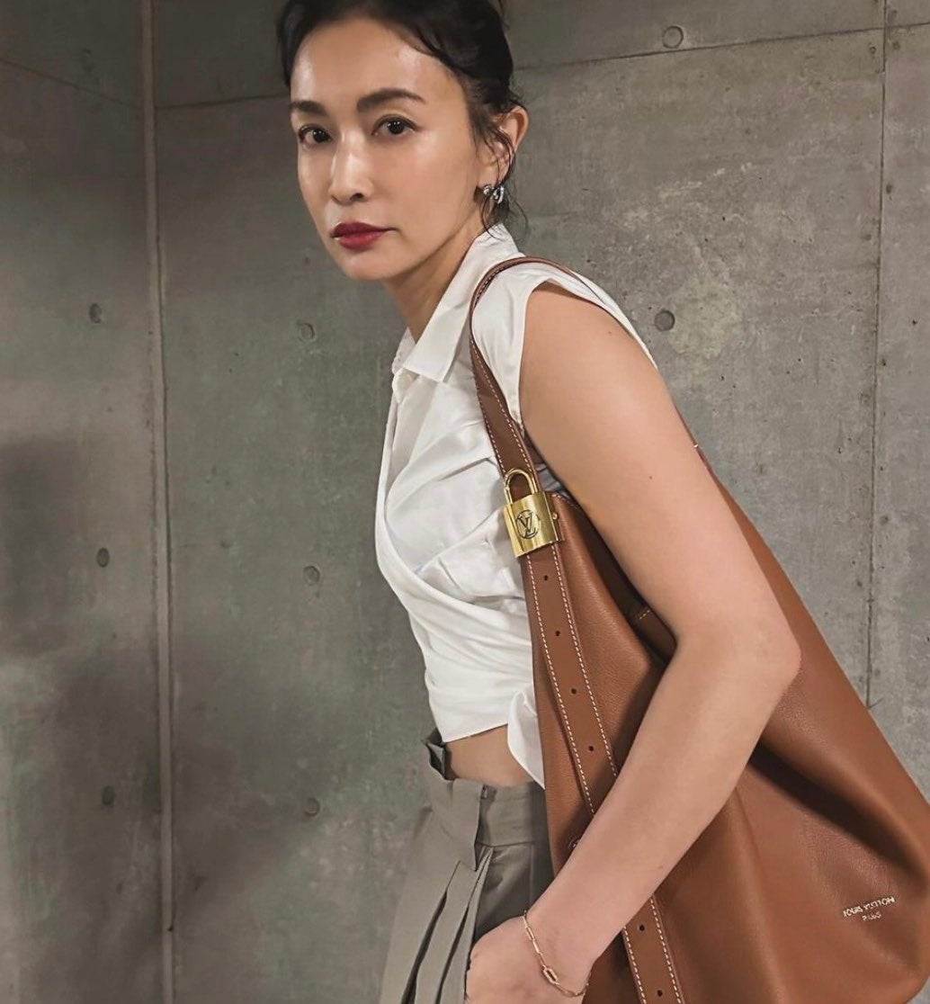 たまにはヘソだしショットも？色気ありすぎるあの人気女優とは