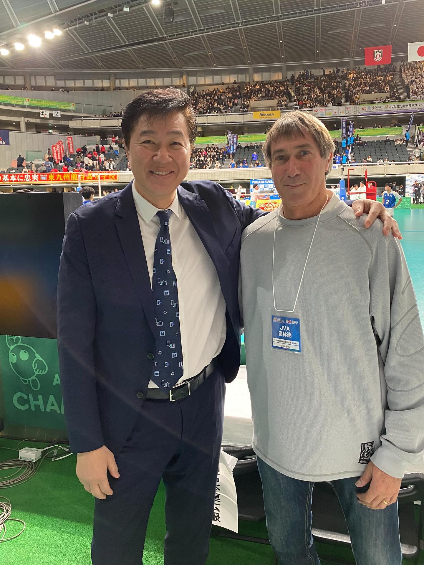 バレーボール協会会長・川合俊一が春高バレー会場でティリ監督と意見交換　熱戦を繰り広げる高校生にエールも