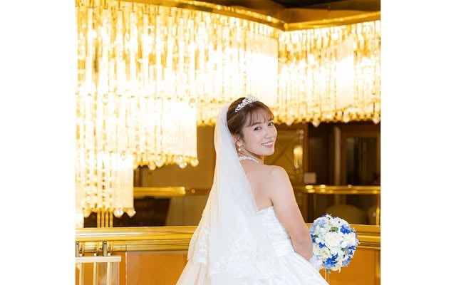 才木玲佳がウエディングドレス姿を披露！美しすぎる見返り美人ショットにファン惚れ惚れ
