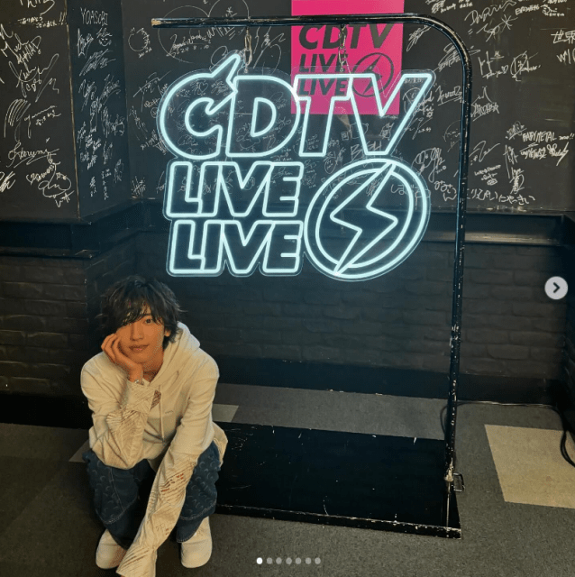 「ちょこん」と座った道枝駿佑 の可愛さにキュン死ファン続出⁉