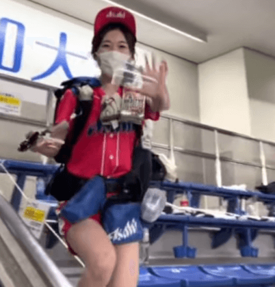 「わぁ…やっほー！」キュートなビール売り子、客席階段の”駆け下りレアムービー”を披露し反響続々！「可愛いですね」