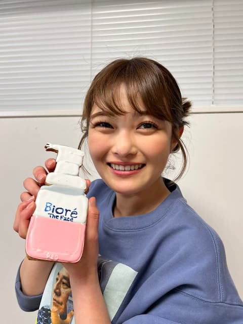 「美術スタッフさんが作ってくださったアイシングクッキー！」井上咲楽がクッキーを紹介