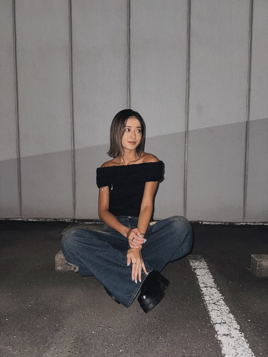 みちょぱが夜の駐車場でのモデルショットを披露！夏の夜の写真撮影は大変！？