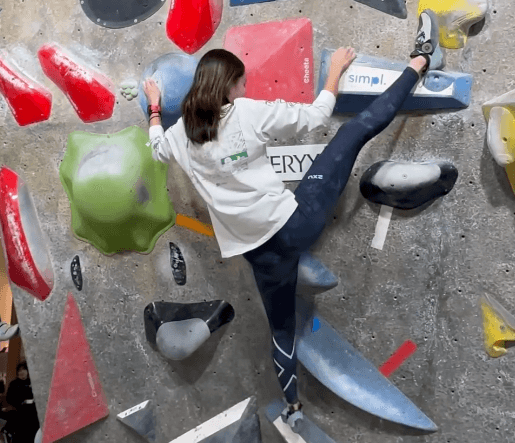 「頑張るあなたは美しい！」美女剣士・才藤歩夢、女子オンリーの”崖・クライミングムービー”にファン拍手喝采！